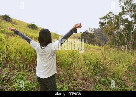 Femme debout avec les mains. Avenir / liberté / espoir / concept de réussite Banque D'Images