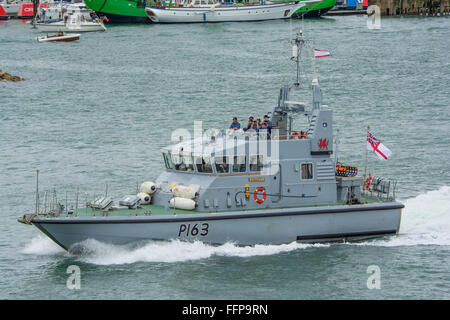 Le HMS Express (P163) sur l'America's Cup la garde. Banque D'Images