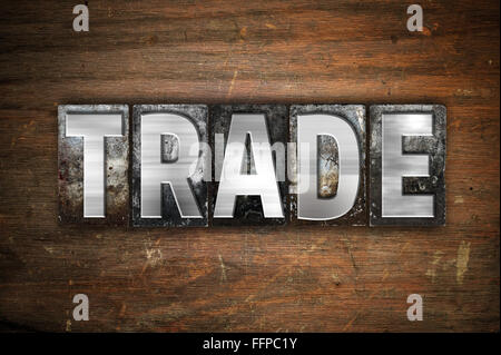 Le mot "commerce" écrit en metal vintage type typographique sur un fond de bois vieilli. Banque D'Images