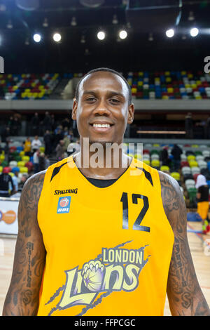 Londres, Royaume-Uni. 16 février 2016. Les Lions dvd Alex Owumi (12) sourit après avoir remporté le London Lions contre Worcester Wolves jeu BBL à l'Arène de cuivre dans le parc olympique. Les Lions 80-71 London win Crédit : Imageplotter News et Sports/Alamy Live News Banque D'Images