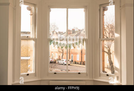 Intérieur d'une maison britannique classique de style victorien avec de vieilles fenêtres en bois face à une caractéristique british Mews. Banque D'Images