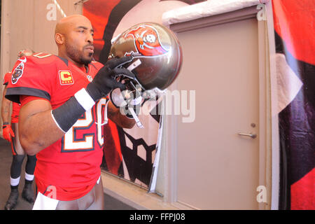 Tamap, Florida, USA. 25Th Nov, 2012. Tampa Bay Buccaneers gratuit à la Ronde de coiffure (20) dans le tunnel avant un match de la NFL contre les Falcons d'Atlanta chez Raymond James le 25 novembre 2012 à Tampa, en Floride. ZUMA Press/Scott A. Miller © Scott A. Miller/ZUMA/Alamy Fil Live News Banque D'Images