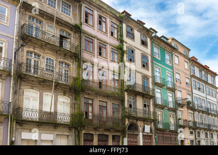 Façades et édifices médiévaux et ruelle près de la Place de Santiago, également connu sous le nom de Sao Tiago ou Sao Thiago, dans l'histoire C Banque D'Images