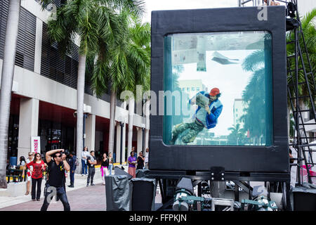 Floride Sud,Miami,Miami Dade College,Holoscenes,installation artistique,réservoir,adulte,adultes,homme hommes,eau,survie,campus,FL151207015 Banque D'Images