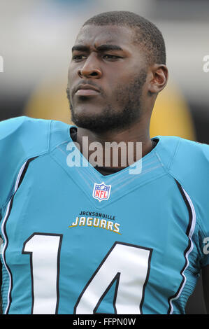Jacksonville, FL, USA. 10 août, 2012. Jacksonville Jaguars wide receiver Justin Blackmon (14) recherche sur le terrain avec son casque avant le début de la saison NFL avocats adjoints match contre les Giants de New York à l'EverBank Field le 10 août 2012 à Jacksonville, en Floride. ZUMA Press/Scott A. Miller. © Scott A. Miller/ZUMA/Alamy Fil Live News Banque D'Images