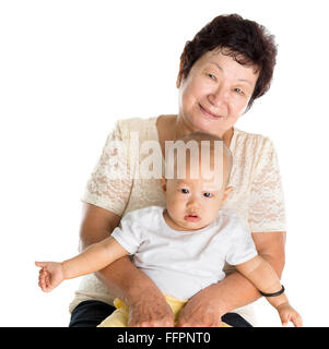 Portrait of Asian grand-mère et petit-fils, isolé sur fond blanc. Banque D'Images