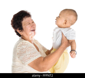 Grand-mère et petit-fils d'Asie portrait, isolé sur fond blanc. Banque D'Images