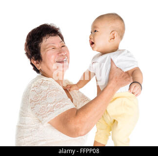 Grand-mère et petit-fils d'Asie portrait, isolé sur fond blanc. Banque D'Images