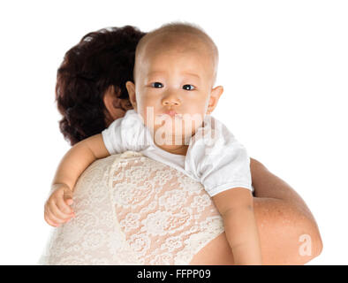 Grand-mère petit-fils burping après repas. Isolé sur fond blanc. Banque D'Images