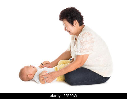 Grand-mère petit-fils pleurer réconfortant. Isolé sur fond blanc. Banque D'Images