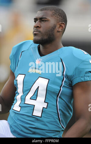 10 août 2012 - Jacksonville, FL, USA - Jacksonville Jaguars wide receiver Justin Blackmon (14) recherche sur le terrain avec son casque avant le début de la saison NFL avocats adjoints match contre les Giants de New York à l'EverBank Field le 10 août 2012 à Jacksonville, en Floride. ..ZUMA Press/Scott A. Miller. (Crédit Image : © Scott A. Miller via Zuma sur le fil) Banque D'Images