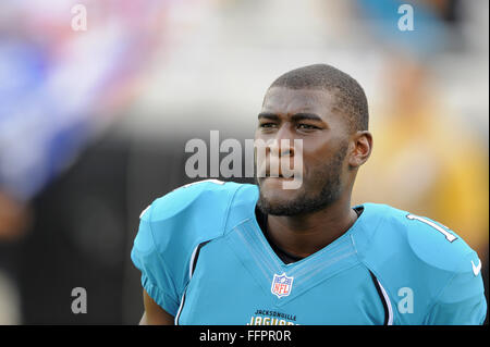 10 août 2012 - Jacksonville, FL, USA - Jacksonville Jaguars wide receiver Justin Blackmon (14) recherche sur le terrain avec son casque avant le début de la saison NFL avocats adjoints match contre les Giants de New York à l'EverBank Field le 10 août 2012 à Jacksonville, en Floride. ..ZUMA Press/Scott A. Miller. (Crédit Image : © Scott A. Miller via Zuma sur le fil) Banque D'Images