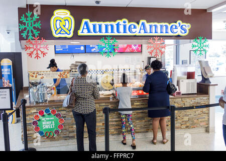 Floride,Sud,FL,Sud,Canoe Creek Water,Service Plaza,Rest stop,intérieur,aire de restauration tables de table plaza repas décontracté,Auntie Anne's,pretzels,cu Banque D'Images