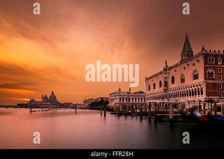 Du Palais des Doges, la Place Saint Marc, derrière Santa Maria della Salute au coucher du soleil, Venise, Vénétie, Italie Banque D'Images