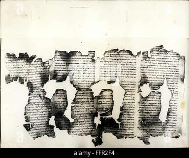 1966 - Le plus ancien manuscrit de la Bible s'agit de la Grande-Bretagne.2 000 ans défiler de livre d'Isaïe. A 2 000 ans, un juif Faites défiler la page d'origine du Livre d'Isaïe, est d'être exposée à la British Museum. Il fait partie de la Bible des manuscrits. 1 000 ans de plus que n'importe quel avant connu, qui ont été trouvés par des Arabes d'errance dans une grotte près de la mer Morte en 1947. La page a été présenté à Londres par le Dr E.L.Sukenik, professeur à l'Université hébraïque de Jérusalem. Le Dr Sukenik a dit qu'il y avait des preuves que d'autres manuscrits peuvent être trouvés dans la zone maritime. Il tente de réunir des &pound;25 000 pour activer un sw Banque D'Images