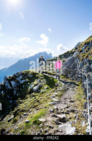 Les randonneurs, l'homme et la femme sur un sentier de randonnée avec corde de sécurité Goetheweg, Karwendel, Innsbruck, Tyrol, Autriche Banque D'Images