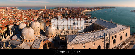 Vue sur centre historique, devant la place Saint Marc et du Palais des Doges, Venise, Vénétie, Italie Banque D'Images
