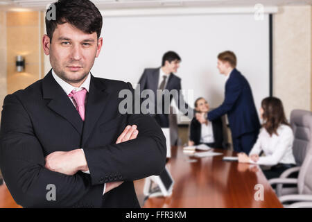 Potrait de femme libre d'affaires avec des gens d'affaires se serrer la main, finir une séance Banque D'Images