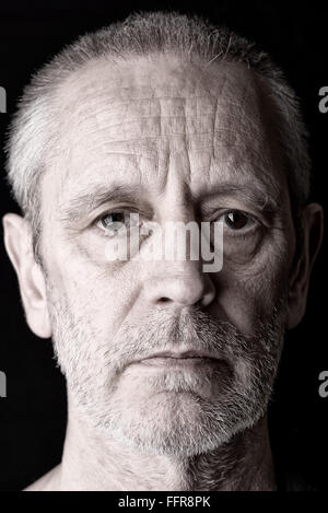 Portrait d'un homme déprimé et triste avec des yeux ternes Banque D'Images