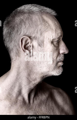 Profil droit d'un homme adulte sérieux regardant au loin en face de lui Banque D'Images