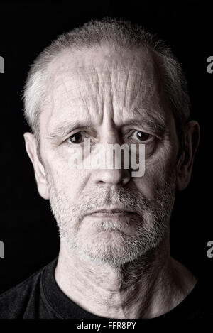 Portrait d'un homme en colère et grave avec un regard pénétrant et de fureur dans les yeux Banque D'Images