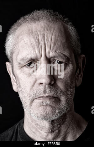 Portrait d'un homme en colère et grave avec un regard pénétrant et de fureur dans les yeux Banque D'Images