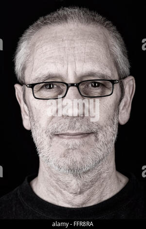 Portrait d'un homme confiant et souriant portant des lunettes, avec un regard pénétrant Banque D'Images