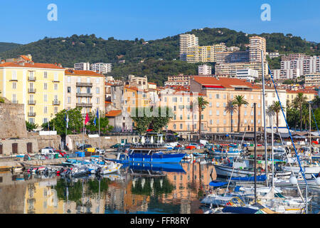 Yachts et bateaux de plaisance amarrés dans le vieux port d'Ajaccio, Corse du Sud, France Banque D'Images