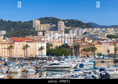 Yachts et bateaux de plaisance amarrés dans le vieux port d'Ajaccio, Corse, France Banque D'Images