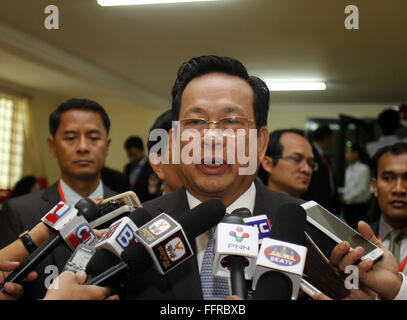 Phnom Penh, Cambodge. Feb 17, 2016. La ministre du Travail du Cambodge Ith Samheng parle aux médias à Phnom Penh, au Cambodge, le 17 février 2016. Ith Samheng a déclaré mercredi que les travailleurs cambodgiens ont versé plus de 1 milliards de dollars à leurs familles au Cambodge d'un an. Credit : Sovannara/Xinhua/Alamy Live News Banque D'Images