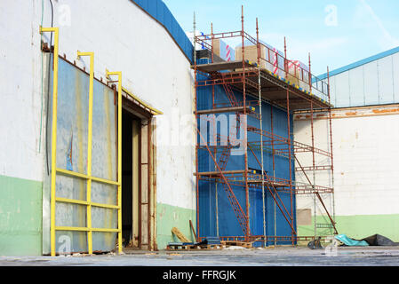 La Suède, de Kallinge - Février 07, 2016 : Échafaudages position contre un bâtiment industriel avec des paquets d'isolement sur le dessus. Construire Banque D'Images