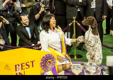 New York, USA. 16 Février, 2016. CJ, un allemand à poil court, Pointeur et d'un de ses propriétaires après avoir remporté le Best in Show à la 140e Westminster Kennel Club dog show au Madison Square Garden. Credit : Ed Lefkowicz/Alamy Live News Banque D'Images