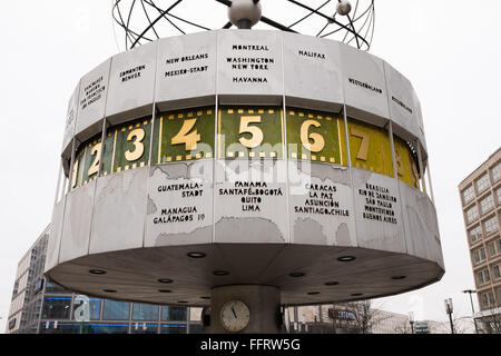 BERLIN - Le 16 février : Le 'Weltzeituhr' (Allemand pour world time clock) dans Berlin Alexanderplatz, le 16 février 2016. Banque D'Images