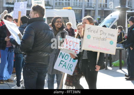 En deuxième manifestants Médecins en grève, à Nottingham, Angleterre. Banque D'Images