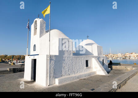 L'église d'Agios Nikolaos dans le port principal de la ville d'Egine, Egine, Grèce Banque D'Images