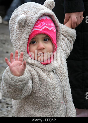 Portrait d'une fille de réfugiés (14 mois) à partir de la Syrie, vit maintenant avec ses parents dans le camp de toile 'jungle' près de Calais, France Banque D'Images