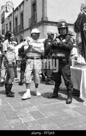 Policier mexicain se tient avec casque et uniforme sur une rue Banque D'Images