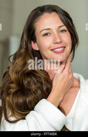 Portrait of beautiful brunette woman smiling Banque D'Images