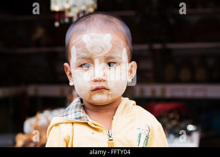 BAGAN, Birmanie - 15 mars 2015. Portrait d'un garçon birman avec tanaka la peinture du visage. L'utilisation de Tanaka est distinctement birmans. Baga Banque D'Images