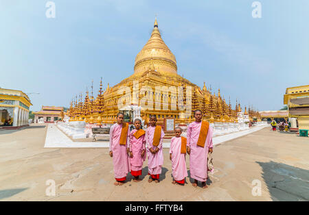 BAGAN, Birmanie - 14 mars 2015 : un groupe de moines de la pagode Shwezigon Pagoda avant de Bagan, Myanmar, Birmanie. Banque D'Images