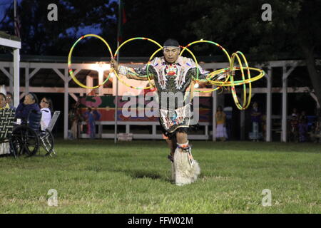 Meskwaki traditionnelles(Fox) Pow Wow, festival de danses autochtones américaines - 12/08/2011 - United States / Iowa - La danse du cerceau Banque D'Images