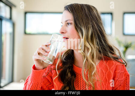 Femme buvant un verre d'eau Banque D'Images