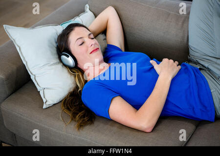 Femme endormie au casque Banque D'Images