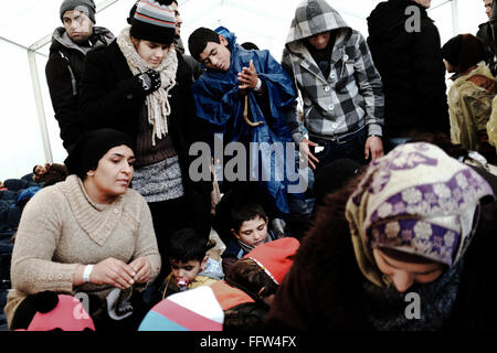 Migrants sur l'île de Chios - 04/01/2016 - Grèce / Cyclades (les) / l'île de Chios - Réfugiés, adultes et enfants participer Banque D'Images