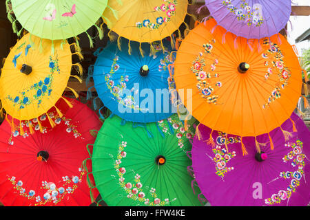 La couleur du parapluie sur le marché. Le parapluie bijou artisanal. Banque D'Images