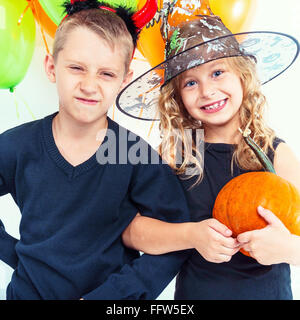 Portrait d'un garçon et fille en costumes d'Halloween dans le style de Banque D'Images