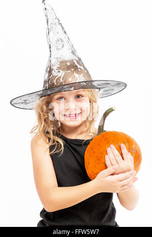 Portrait d'une jolie petite fille en costume de sorcière Banque D'Images