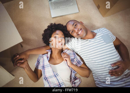 Heureux couple lying on the floor Banque D'Images