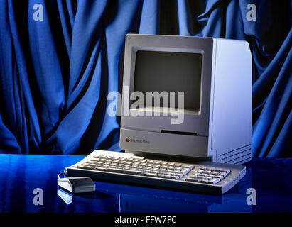 L'ordinateur à l'ancienne et la souris de bureau. Apple Macintosh Classic modèle à partir de 1990 Banque D'Images