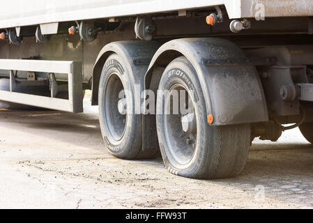 La Suède, de Kallinge - Février 07, 2016 : Détail d'un pneu à plat les camions-remorques. Logo visible. Banque D'Images